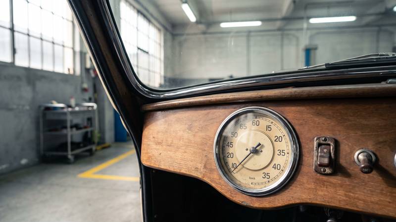 Armaturenbrett und Tachometer eines historischen Fahrzeugs